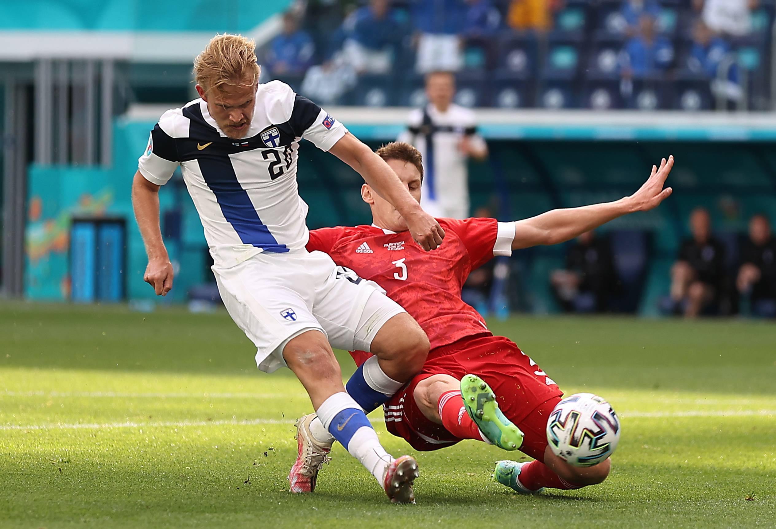 精彩的足球比赛引发球迷热议