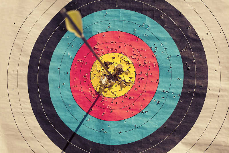 开云APP-射击冠军精准如神，一箭射中靶心