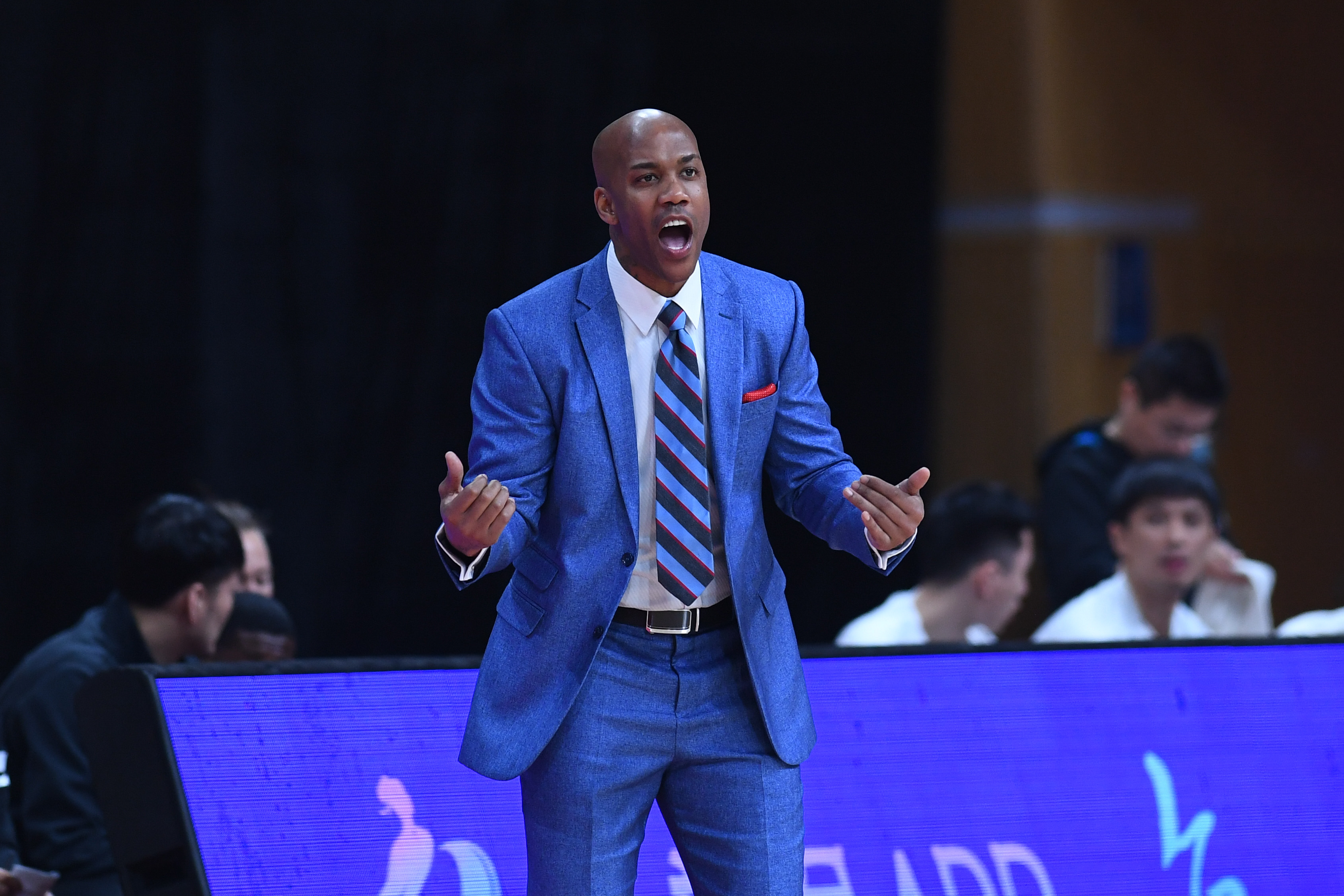 开云下载-上海队轻取广州队，麦科勒姆惊艳四座