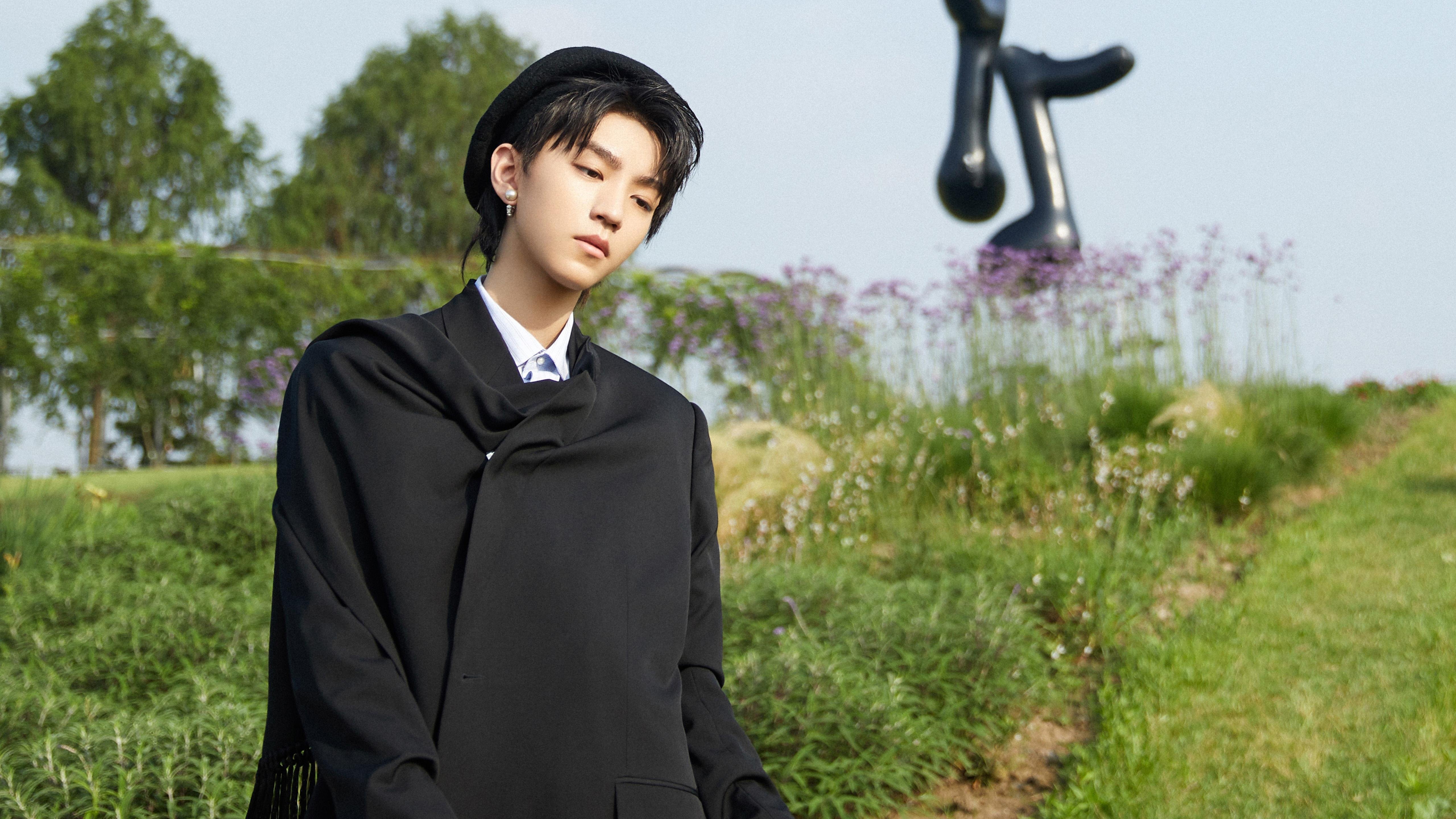 引擎熄火，脚步轰鸣，当F1让路，三笘薰统治了城市之夜